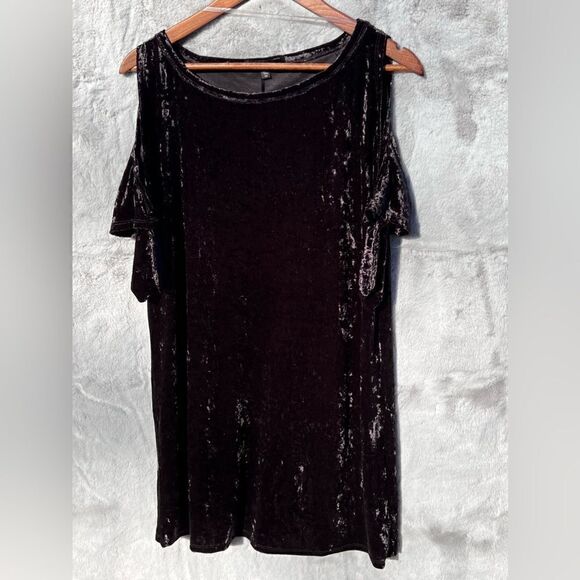 Sanctuary Dresses & Skirts - Sanctuary Black velvet dress with exposed shoulders Size M great condition